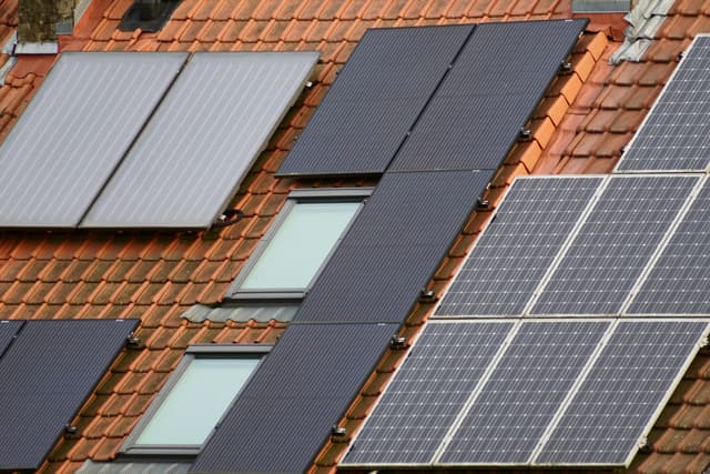Cum să îți transformi acoperișul într-o sursă de energie verde