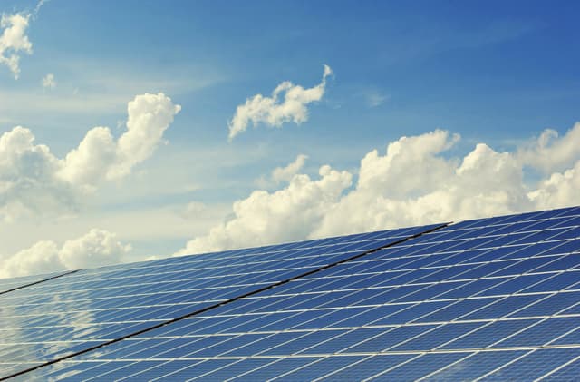 Panouri solare românești vs. import: ce alegi în 2025?