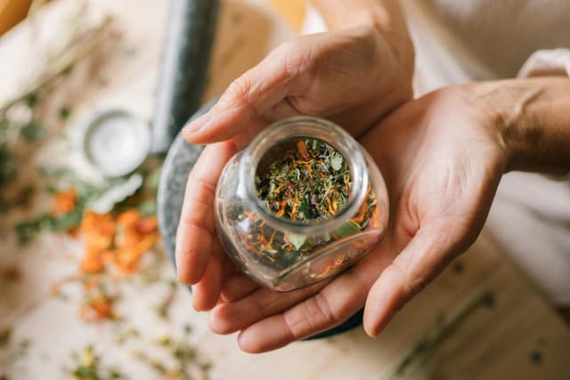 Cum să îți faci propria grădină de ierburi aromatice