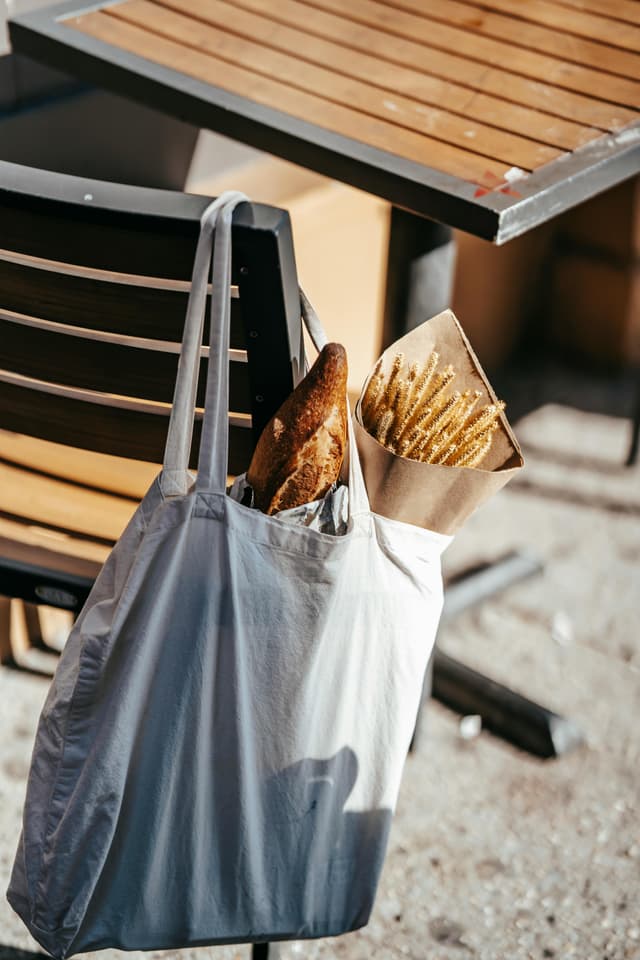 Cum să reduci ambalajele de plastic când cumperi alimente