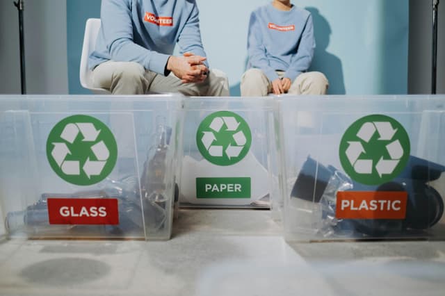 Cum să reciclezi corect plasticul, hârtia și sticla în România
