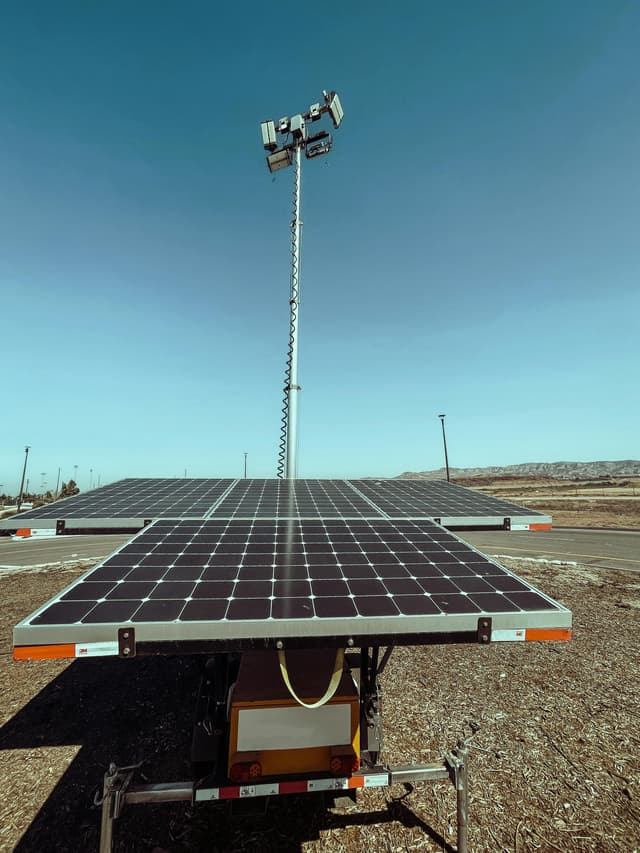 Cele mai bune soluții de iluminat solar pentru curți și grădini
