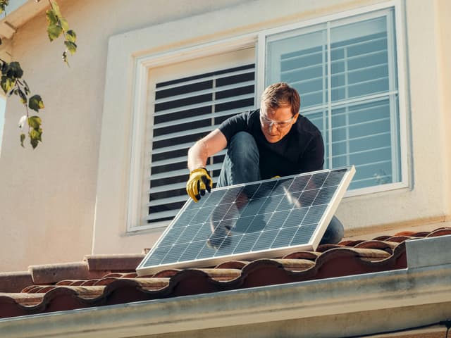 Cele mai bune invertoare pentru sisteme fotovoltaice rezidențiale