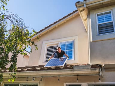 Cum să îți instalezi singur un panou solar de mici dimensiuni